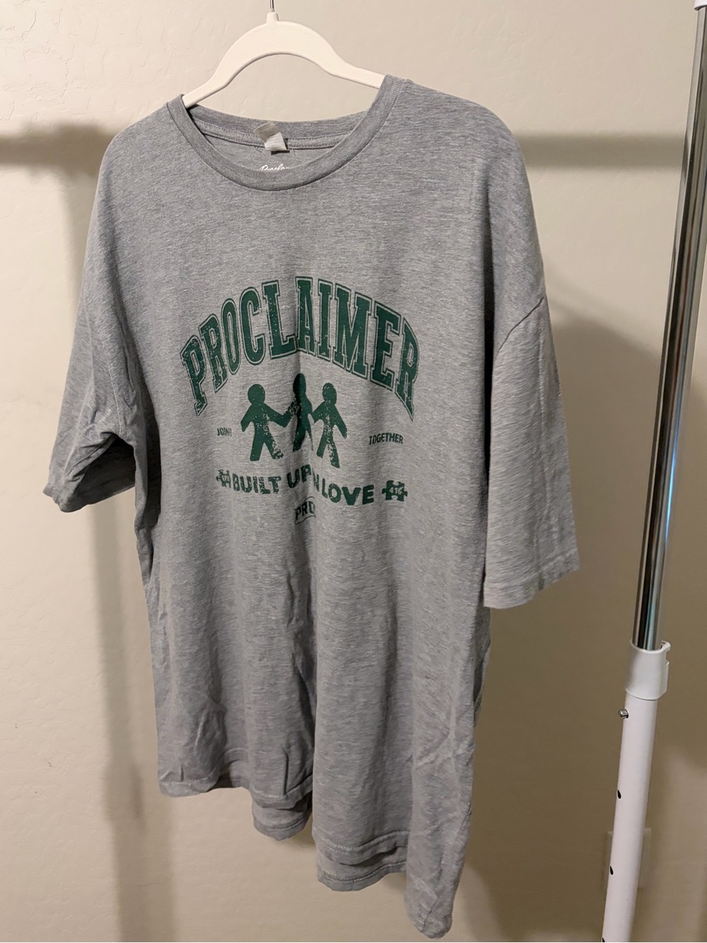 Men's Gray Short Sleeve Tee with Green Graphic